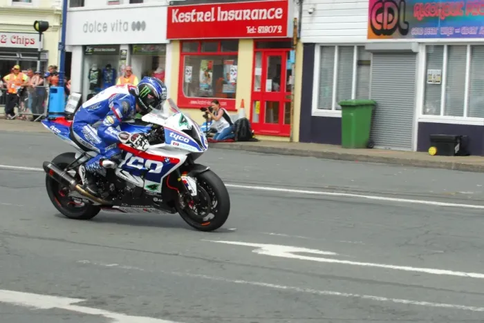 Framed Print : Ian Hutchinson (BMW) 2016 Senior TT Framed Print : Ian Hutchinson (BMW) 2016 Senior TT