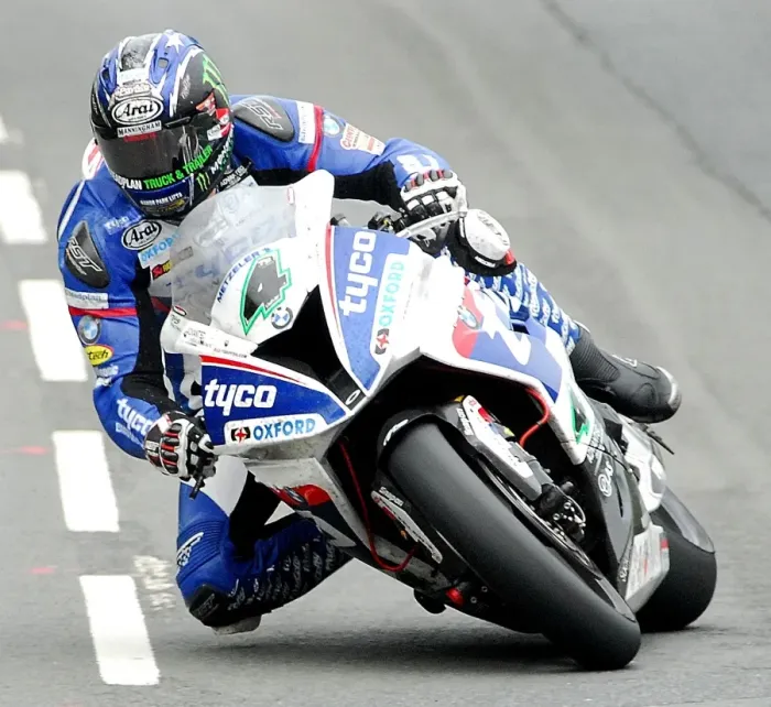 Framed Print : Ian Hutchinson (BMW) 2016 Superbike TT