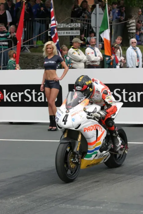 Framed Print : Ian Hutchinson (Honda) 2009 Superbike TT Framed Print : Ian Hutchinson (Honda) 2009 Superbike TT