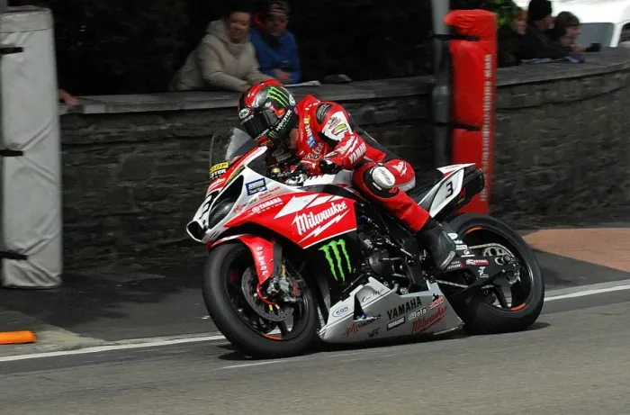 Framed Print : Ian Hutchinson (Yamaha) 2014 Senior TT Framed Print : Ian Hutchinson (Yamaha) 2014 Senior TT