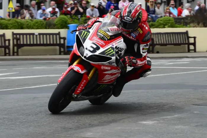 Framed Print : Ian Hutchinson (Yamaha) 2014 Senior TT Framed Print : Ian Hutchinson (Yamaha) 2014 Senior TT