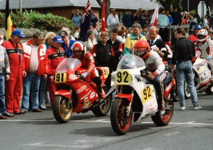 Framed Print : Ian Jones (Ducati) and Chris Petty (Suzuki) 1989 Senior TT Framed Print : Ian Jones (Ducati) and Chris Petty (Suzuki) 1989 Senior TT