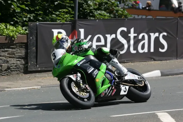 Framed Print : Ian Lougher (Kawasaki) 2010 Senior TT Framed Print : Ian Lougher (Kawasaki) 2010 Senior TT