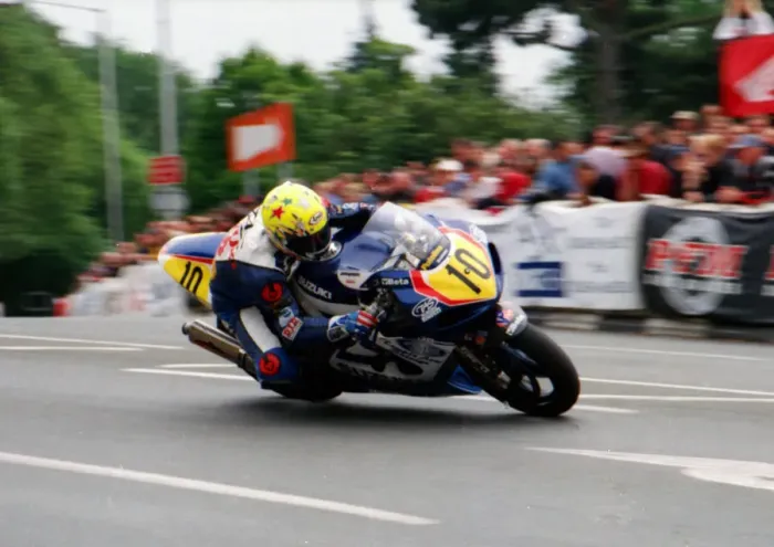 Framed Print : Ian Lougher (TAS Suzuki) 2002 Senior TT Framed Print : Ian Lougher (TAS Suzuki) 2002 Senior TT