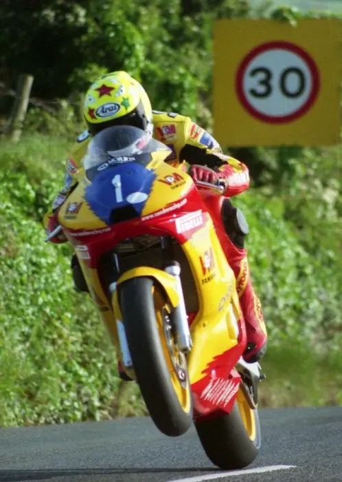 Framed Print : Ian Lougher (V&M Yamaha) 2000 Junior TT Framed Print : Ian Lougher (V&M Yamaha) 2000 Junior TT
