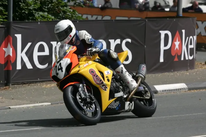 Framed Print : Ian Mackman (Suzuki) 2010 Senior TT Framed Print : Ian Mackman (Suzuki) 2010 Senior TT