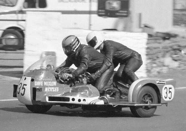 Ian McDonald & Hugh Sanderson (Kawasaki) 1977 Sidecar TT