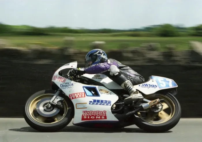 Framed Print : Ian Pattinson (Yamaha) 2000 Classic TT Framed Print : Ian Pattinson (Yamaha) 2000 Classic TT