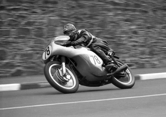 Framed Print : Bill Innocent (Triumph / Norton) 1963 Senior Manx Grand Prix Framed Print : Bill Innocent (Triumph / Norton) 1963 Senior Manx Grand Prix