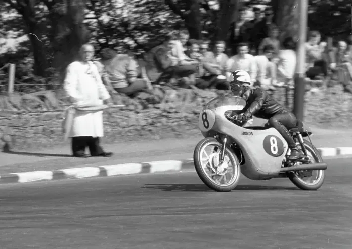 Framed Print : Irish ace Tommy Robb (Honda) at Quarter Bridge; 1962Utra Lightweight TT Framed Print : Irish ace Tommy Robb (Honda) at Quarter Bridge; 1962Utra Lightweight TT