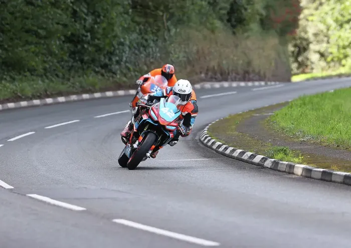 Framed Print : Irish Michael Gahan (Aprilia) and Martin Morris (Aprilia) at Quarry Bends Framed Print : Irish Michael Gahan (Aprilia) and Martin Morris (Aprilia) at Quarry Bends