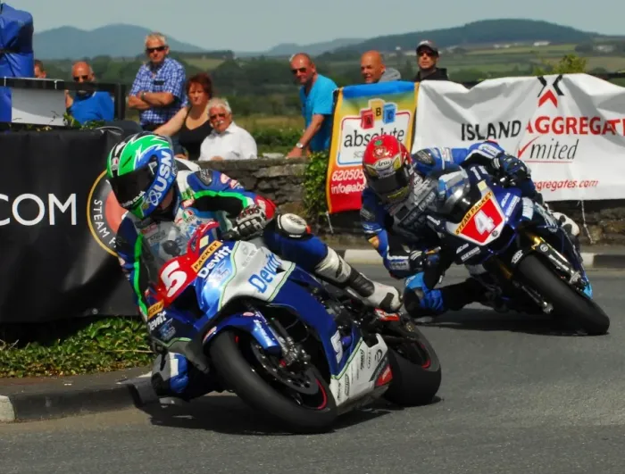 Framed Print : Ivan Lintin (Kawasaki) and Dan Kneen (Yamaha) 2016 Southern 100 Framed Print : Ivan Lintin (Kawasaki) and Dan Kneen (Yamaha) 2016 Southern 100