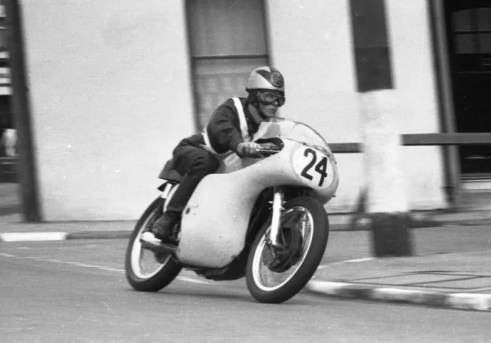 Framed Print : Jack Andrews (Norton) 1963 Junior Manx Grand Prix Framed Print : Jack Andrews (Norton) 1963 Junior Manx Grand Prix