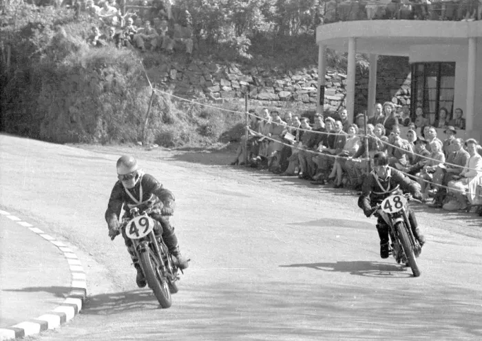 Framed Print : Jack Difazio (BSA, 49) & Bill Mundy (AJS) 1948 Junior Clubman TT Framed Print : Jack Difazio (BSA, 49) & Bill Mundy (AJS) 1948 Junior Clubman TT