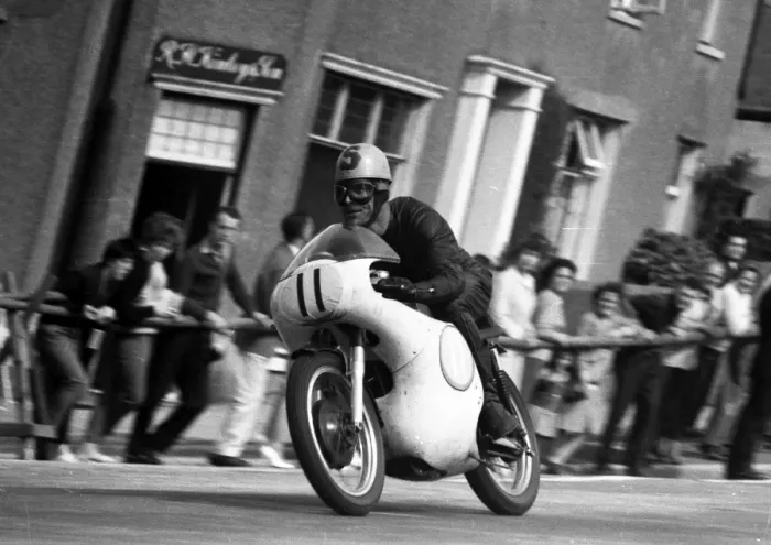 Framed Print : Jack Simpson (Norton) 1962 Junior Manx Grand Prix Framed Print : Jack Simpson (Norton) 1962 Junior Manx Grand Prix