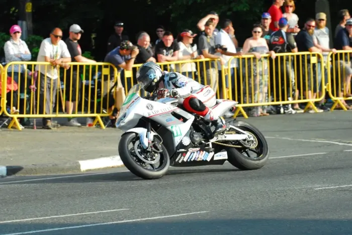 Framed Print : James Cowton (Kawasaki) 2016 Lightweight TT Framed Print : James Cowton (Kawasaki) 2016 Lightweight TT