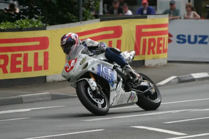 Framed Print : James Edmeades (Yamaha) 2007 Senior TT Framed Print : James Edmeades (Yamaha) 2007 Senior TT