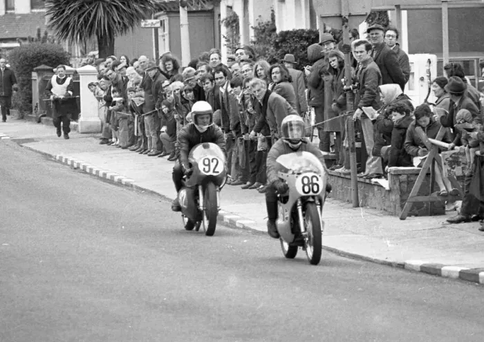 Framed Print : James Pearson (Bultaco) and Frank Shortt (Aermacchi Drixton) 1972 Junior TT Framed Print : James Pearson (Bultaco) and Frank Shortt (Aermacchi Drixton) 1972 Junior TT
