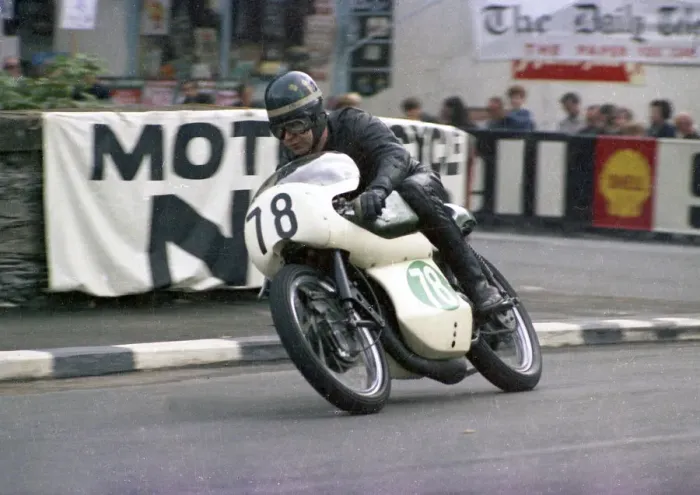 Framed Print : James Ward (Royal Enfield) 1968 Lightweight Manx Grand Prix Framed Print : James Ward (Royal Enfield) 1968 Lightweight Manx Grand Prix