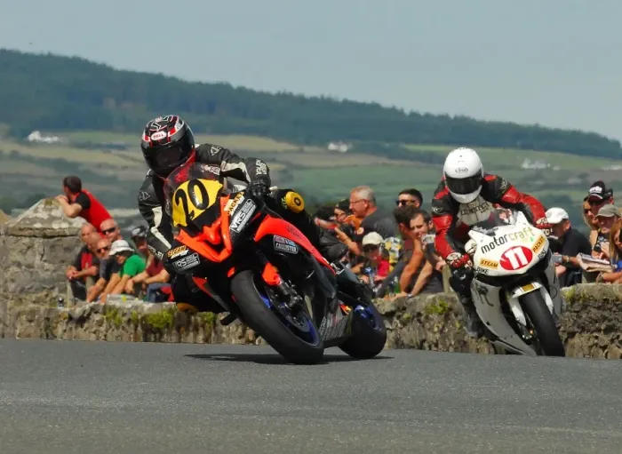 Framed Print : Jamie Hodson (Yamaha) and Mick Goodings (Honda) 2016 Southern 100 Framed Print : Jamie Hodson (Yamaha) and Mick Goodings (Honda) 2016 Southern 100