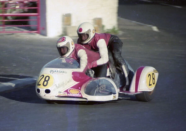 Jeff Gawley & Kenny Birch (Yamaha) 1976 1000 Sidecar TT