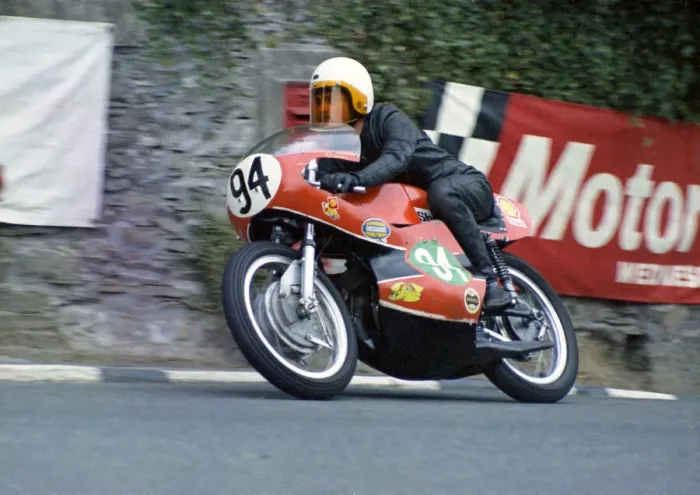 Framed Print : Jeremy Davis (Yamaha) 1972 Lightweight Manx Grand Prix Framed Print : Jeremy Davis (Yamaha) 1972 Lightweight Manx Grand Prix