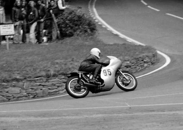 Framed Print : Jim Binnie (Norton) 1981 Senior Manx Grand Prix Framed Print : Jim Binnie (Norton) 1981 Senior Manx Grand Prix