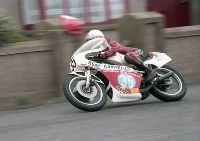 Framed Print : Jim Dunlop (Yamaha) 1980 Junior Manx Grand Prix