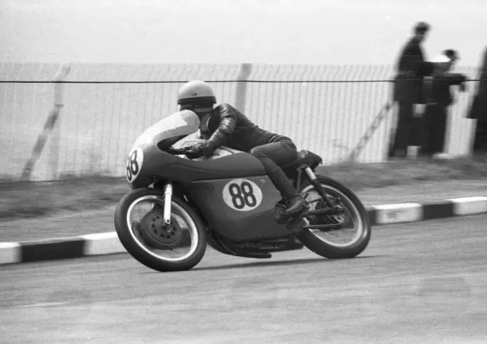 Framed Print : Jim Evans (Norton) 1964 Senior TT Framed Print : Jim Evans (Norton) 1964 Senior TT