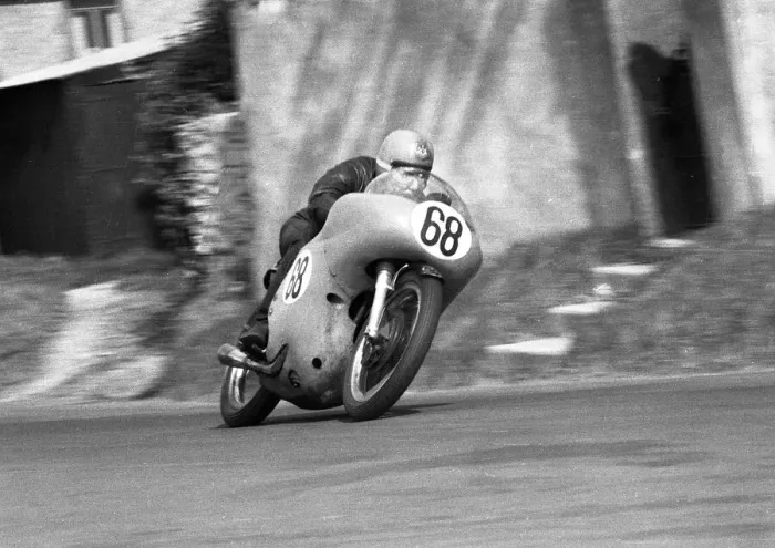 Framed Print : Jim Lee (Norton) 1963 Senior Manx Grand Prix Framed Print : Jim Lee (Norton) 1963 Senior Manx Grand Prix