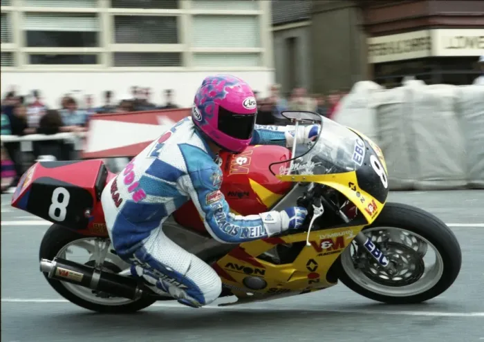 Framed Print : Jim Moodie at Parliament Square: 1993 Supersport 400 TT Framed Print : Jim Moodie at Parliament Square: 1993 Supersport 400 TT