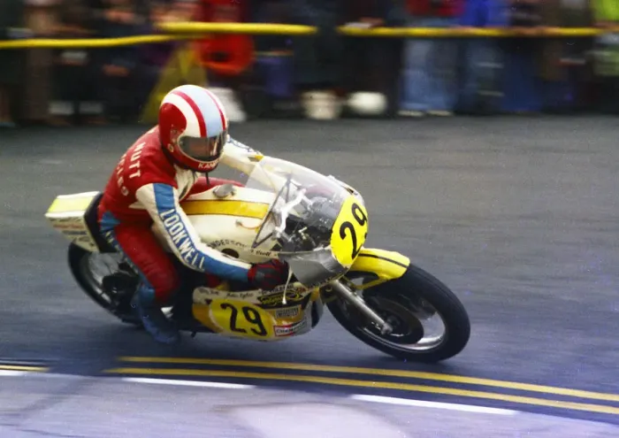 Framed Print : Jim Scott (Yamaha) 1977 Senior TT Framed Print : Jim Scott (Yamaha) 1977 Senior TT