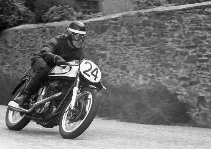 Framed Print : Joe Glazebrook (Norton) 1955 Senior TT Framed Print : Joe Glazebrook (Norton) 1955 Senior TT