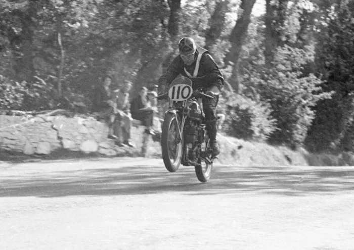 Framed Print : Joe Jackson (Velocette) 1951 Senior Manx Grand Prix Framed Print : Joe Jackson (Velocette) 1951 Senior Manx Grand Prix