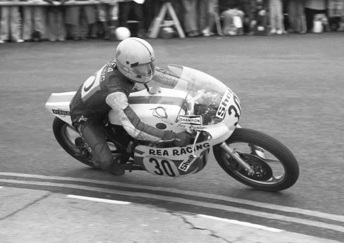 Framed Print : Joey Dunlop (Rea Yamaha) 1977 Senior TT