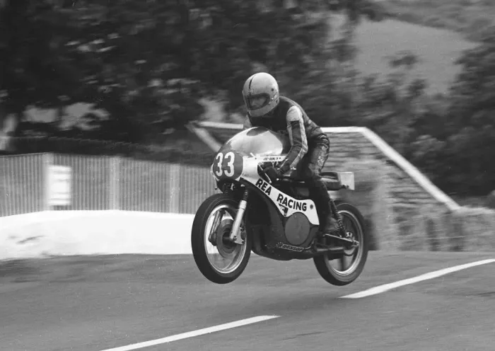 Framed Print : Joey Dunlop (Rea Yamsel) 1977 Junior TT Framed Print : Joey Dunlop (Rea Yamsel) 1977 Junior TT