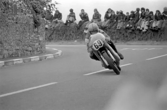 Framed Print : Joey Dunlop (Yamsel) 1976 Southern 100 Framed Print : Joey Dunlop (Yamsel) 1976 Southern 100