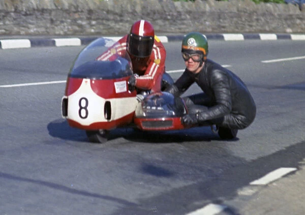 John Barker & Alex Macfadzean (Devimead BSA) 1973 750 Sidecar TT TT