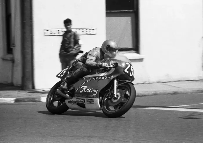 Framed Print : John Brindley (Newbold Yamaha) 1985 Formula Two TT