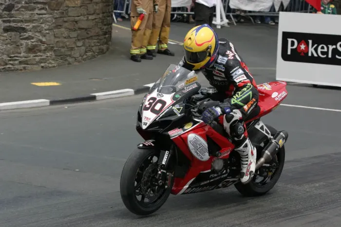Framed Print : John Burrows (Suzuki) 2009 Superbike TT