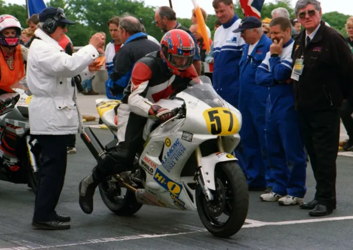 Framed Print : John Crellin (Yamaha) 1999 Senior TT Framed Print : John Crellin (Yamaha) 1999 Senior TT