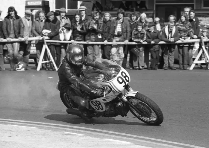 Framed Print : John Daly (Triumph) 1977 Senior Manx Grand Prix Framed Print : John Daly (Triumph) 1977 Senior Manx Grand Prix