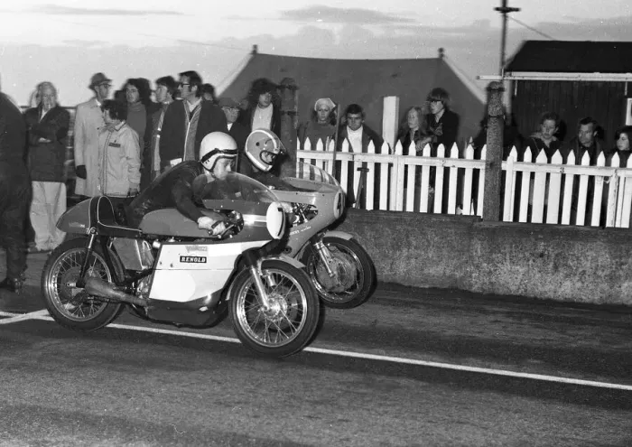 Framed Print : John Goodall (Vendetta Matchless) 1975 Senior Manx Grand Prix Framed Print : John Goodall (Vendetta Matchless) 1975 Senior Manx Grand Prix