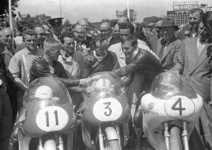 Framed Print : John Hartle (MV), John Surtees (MV) and Mike Hailwood (Norton) 1960 Senior TT Framed Print : John Hartle (MV), John Surtees (MV) and Mike Hailwood (Norton) 1960 Senior TT