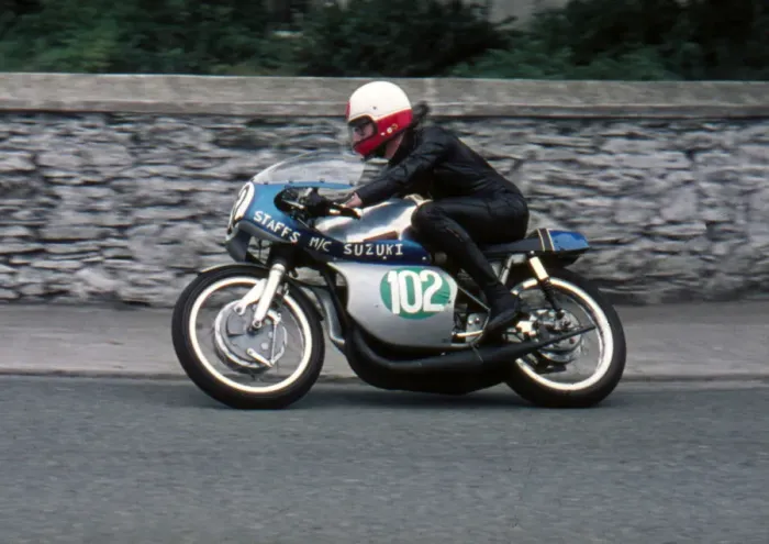 Framed Print : John Matthews (Suzuki) 1973 Lightweight Manx Grand Prix