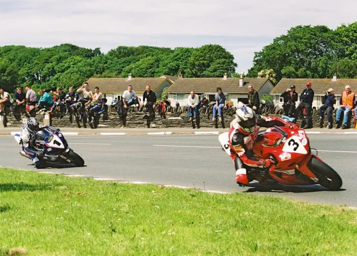 Framed Print : John McGuinness (Yamaha) leads Adrian Archibald (Suzuki) 2004 Formula One TT Framed Print : John McGuinness (Yamaha) leads Adrian Archibald (Suzuki) 2004 Formula One TT