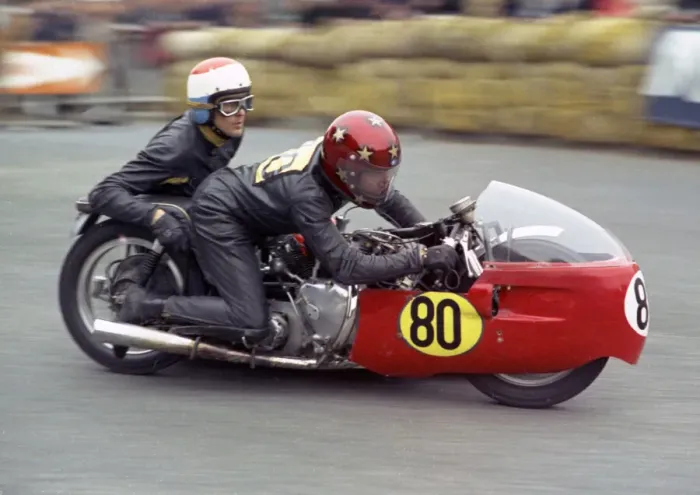 Framed Print : John Renwick and P Kennard (Vincent), 1971 750 Sidecar TT Framed Print : John Renwick and P Kennard (Vincent), 1971 750 Sidecar TT