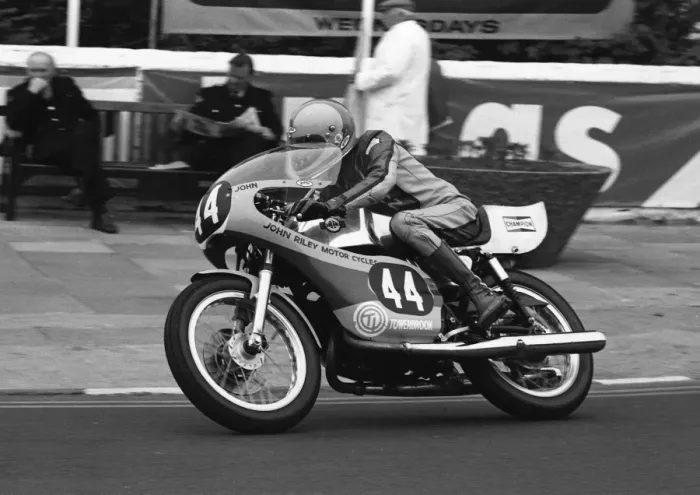Framed Print : John Riley (Yamaha) 1977 Formula 3 TT Framed Print : John Riley (Yamaha) 1977 Formula 3 TT