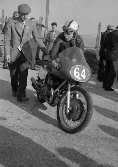 Framed Print : John Surtees (MV) 1957 Senior TT Framed Print : John Surtees (MV) 1957 Senior TT