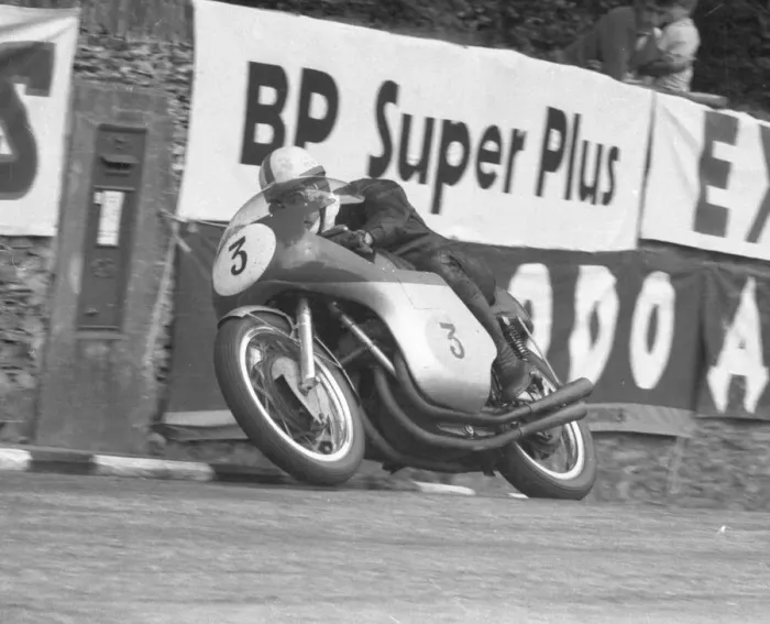 Framed Print : John Surtees (MV) 1960 Senior TT Framed Print : John Surtees (MV) 1960 Senior TT
